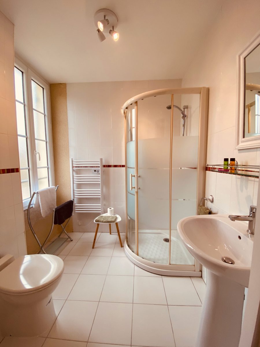 Ensuite shower room for La Chambre Rouge
