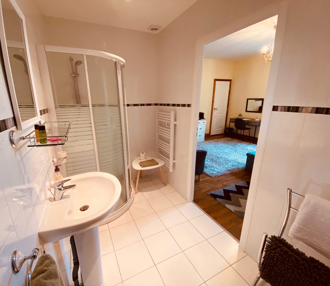 Ensuite shower room for La Chambre Verte
