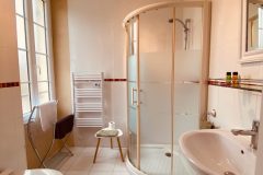 Ensuite shower room for La Chambre Rouge