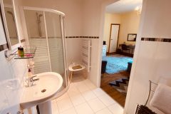 Ensuite shower room for La Chambre Verte